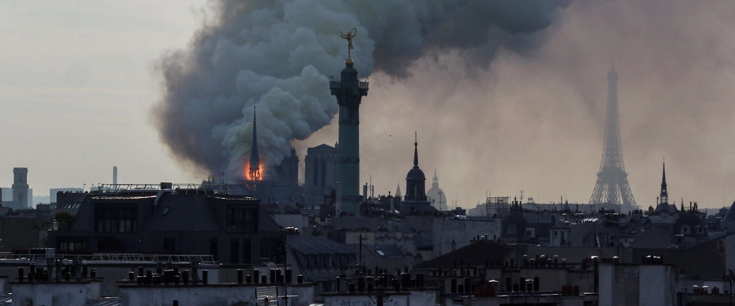 Notre-Dame in Flammen mit Rauchwolke