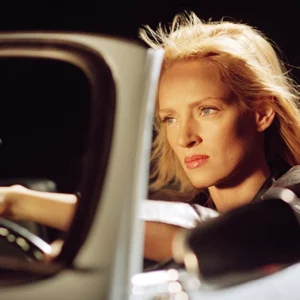 Schauspielerin Uma Thurman sitzt in Tarantinos Klassiker