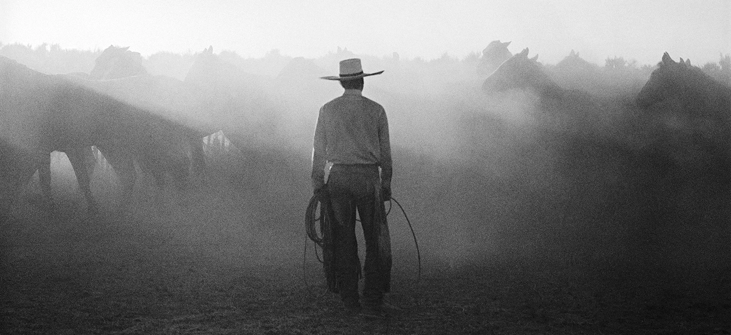 Wild West-Nostalgie: Cowboy steht in Steppe