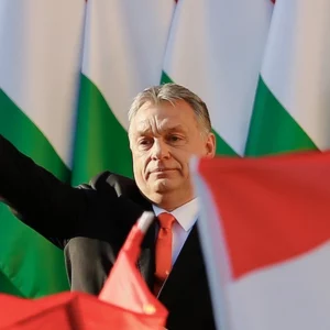 Viktor Orbàn mit Flaggen