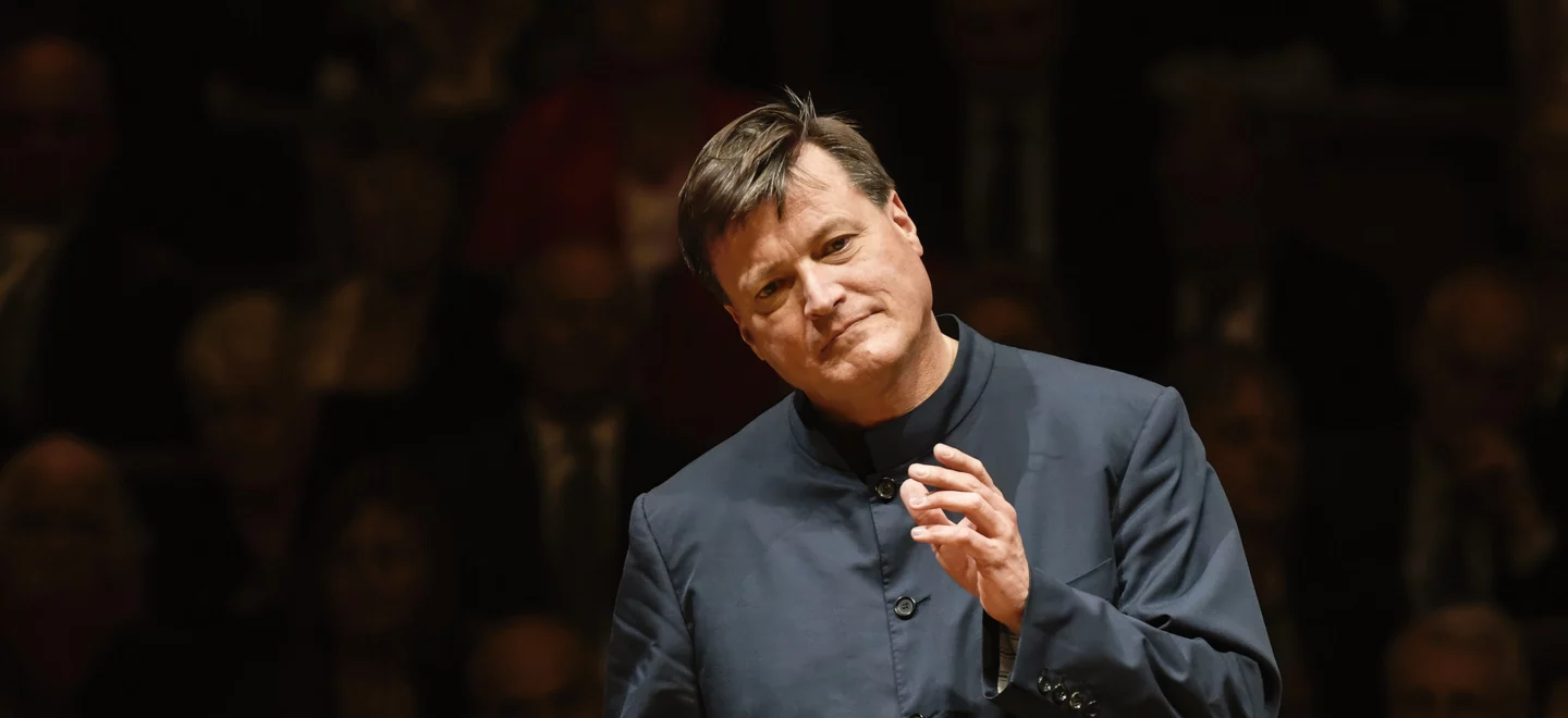 Christian Thielemann mit Dirigentenstab in der Hand