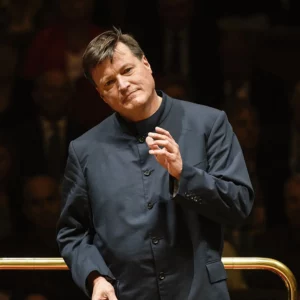 Christian Thielemann mit Dirigentenstab in der Hand