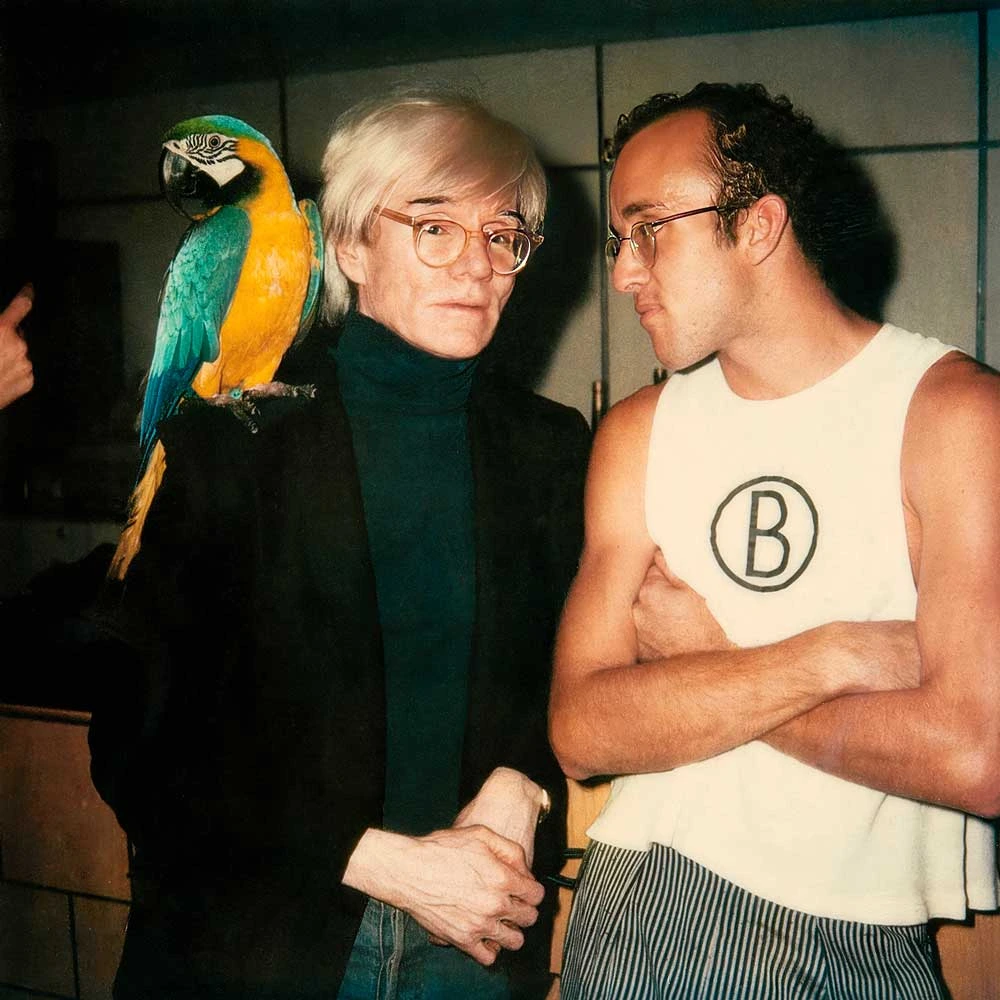 Keith Haring und Andy Warhol mit Papagei.