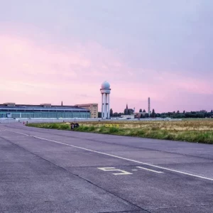 Das Gelände des früheren Berliner Flughafen Temeplhof bei Sonnenuntergang.