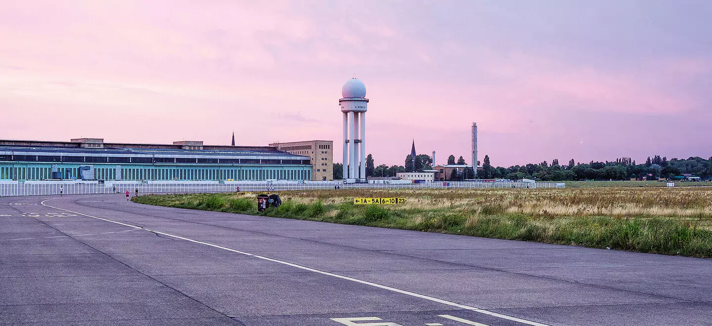 Das Gelände des früheren Berliner Flughafen Temeplhof bei Sonnenuntergang.