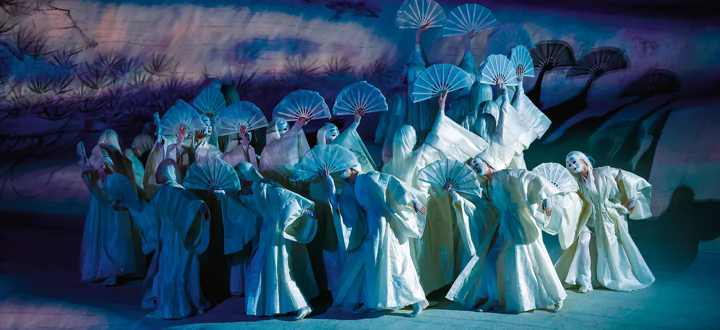 Ein Foto einer Opernszene aus Madama Butterfly auf der Bregenzer Seebühne.