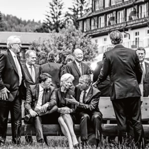 Schwarz-Weiß-Bild von Christine Lagarde, die umgeben ist von hochrangigen internationalen Politikern.