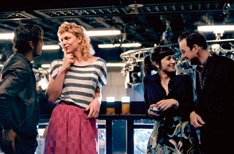 Ermittler Robert (Timocin Ziegler) und Leni (Thea Ehre), Drogendealer Victor (Michael Sideris) und seine Partnerin Nicole (Ioana Iacob)