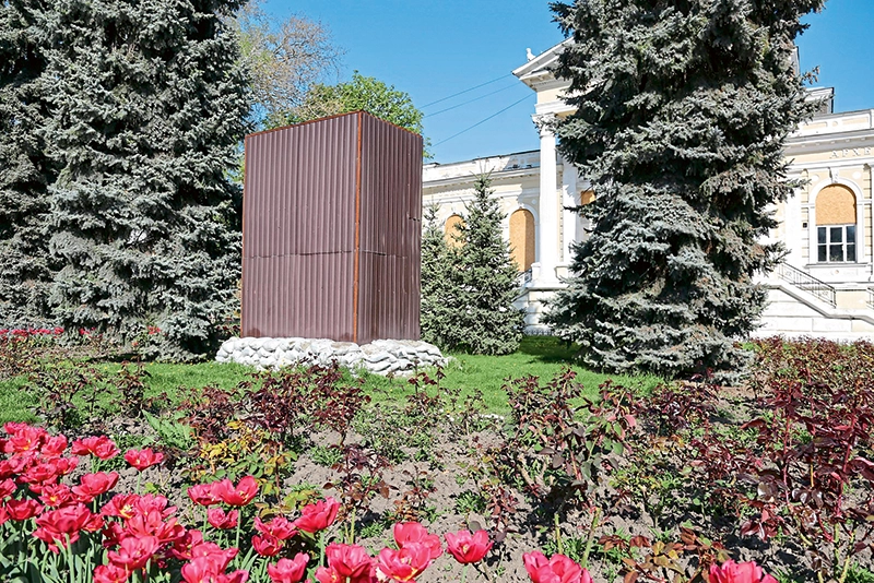 Ein Metallgerüst schützt ein ukrainisches Denkmal vor russischen Angriffen