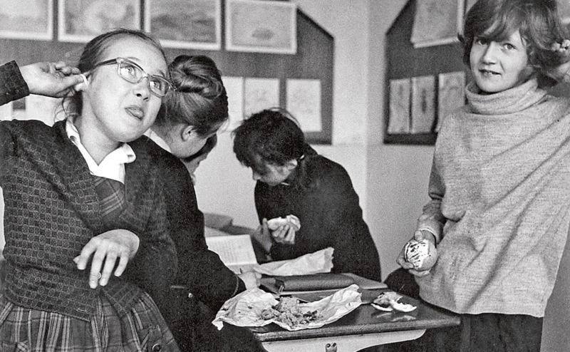 Schwarz-Weiß Foto von Schulkindern beim Rumblödeln