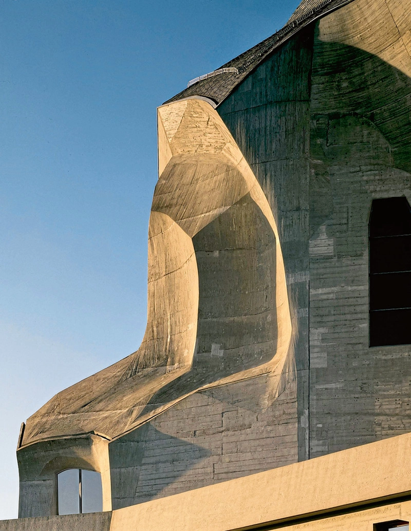 Außenfassade eines Gebäudes vor blauem Himmel