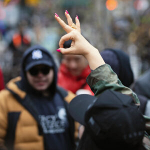 White-Power-Zeichen und Demonstranten