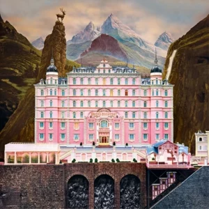 Rosafarbenes opulentes Gebäude vor Bergkulisse