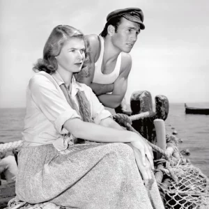 Schwarz-Weiß-Foto, das die schwedische Schauspielerin Ingrid Bergman und den Schauspieler Mario Vitale zeigt, bei dem Roberto Rossellini Regie führte.