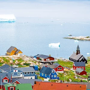 Die Stadt Ilulissat in Grönland aus der Vogelperspektive.